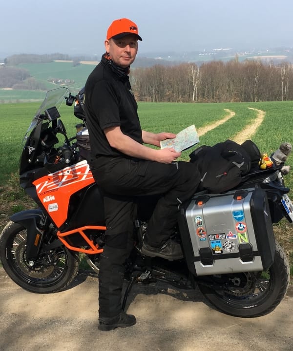 Tourguide mit Strassenkarte