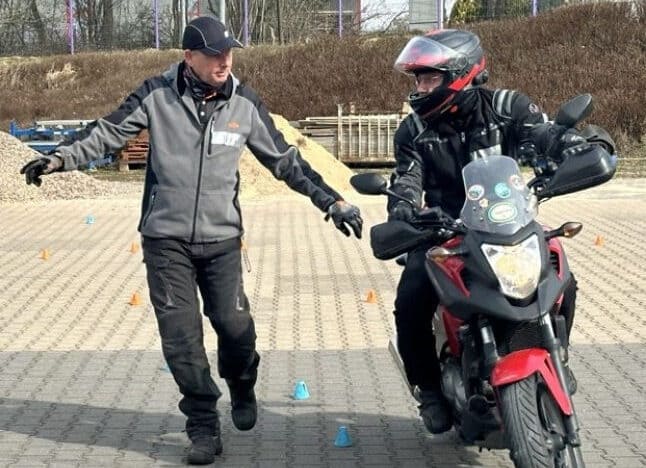 Trainer nah dran: Übung zu Blickführung und Körperhaltung Trainer nah dran: Übung zu Blickführung und Körperhaltung