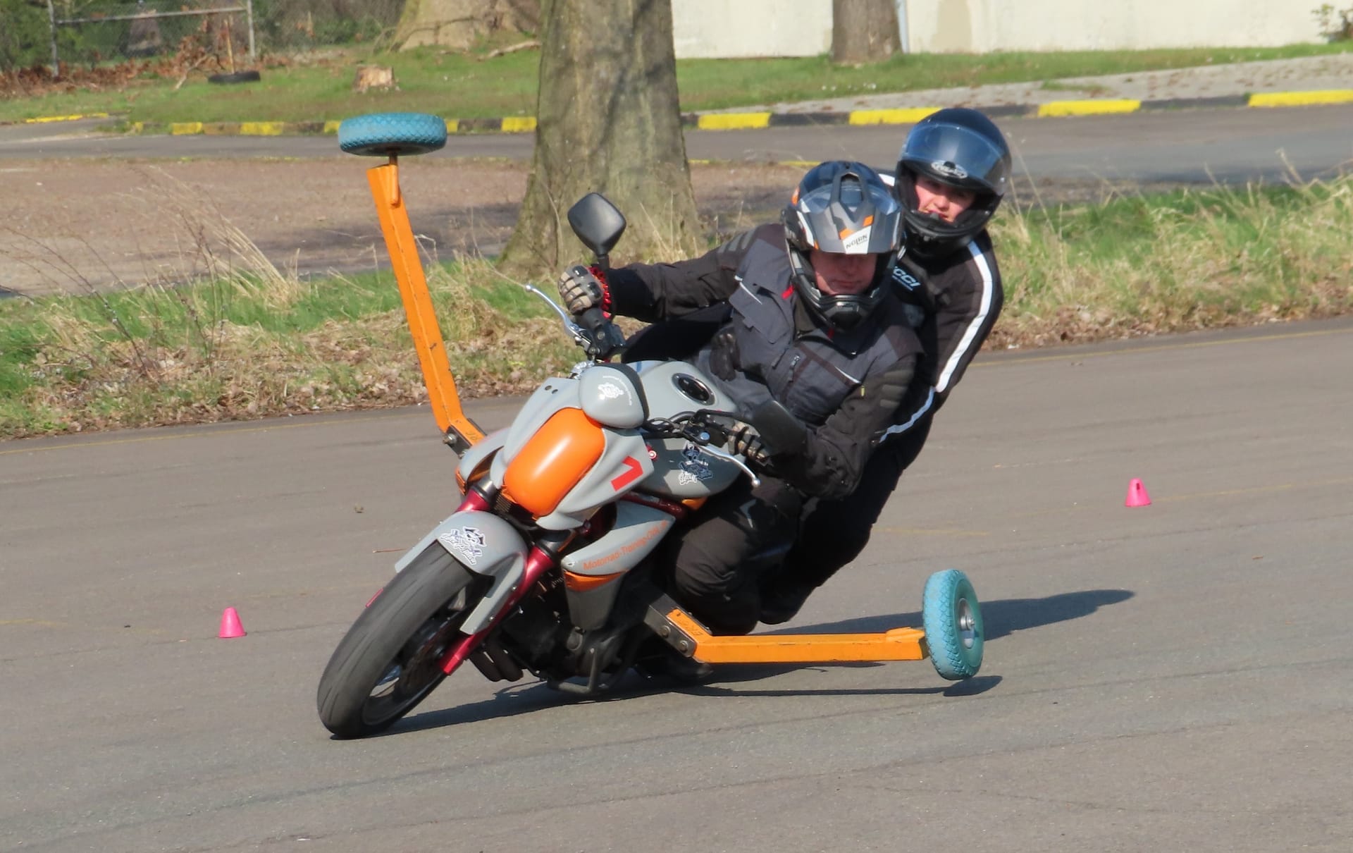 Schräglagentraining auf dem Platz Schräglagentraining auf dem Platz