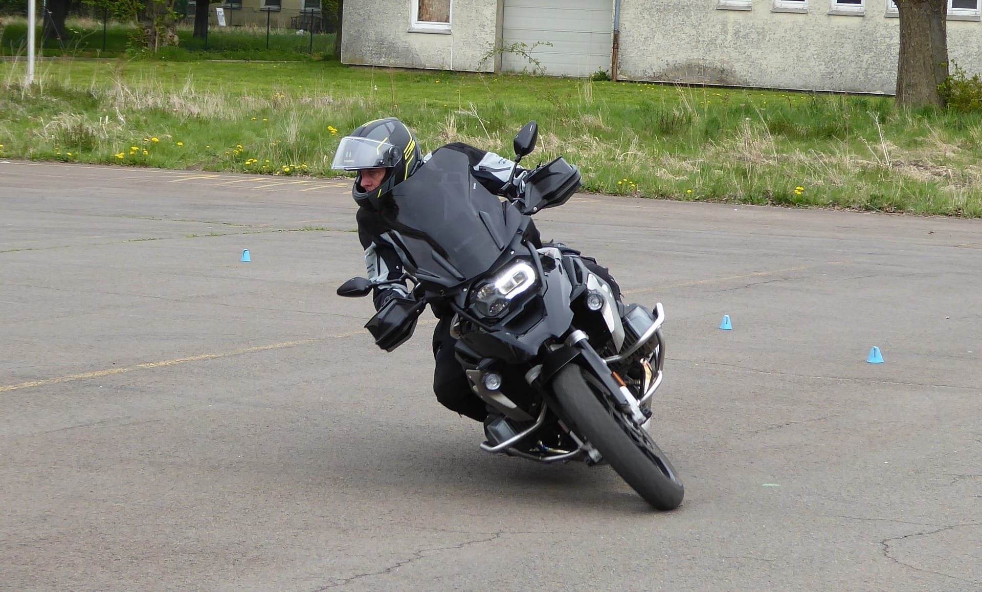 Schräglagentraining auf dem Platz mit eigenem Motorrad Schräglagentraining auf dem Platz mit eigenem Motorrad
